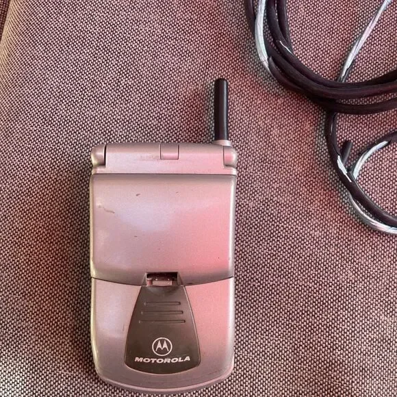 Vintage Motorola Silver TIMEPORT P8767 Flip Cell Phone - Y2K - Picture 2 of 9